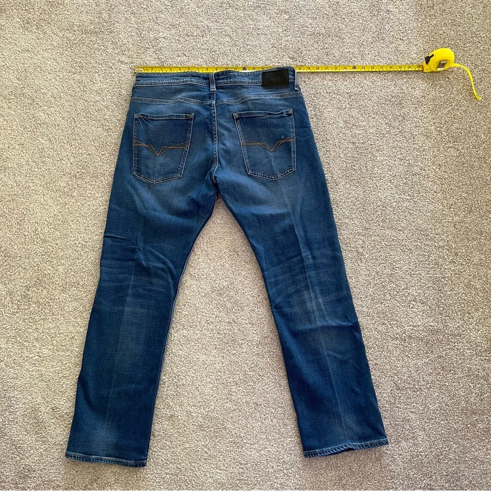 Guess Los Angeles Medium Wash Denim Regular Straight Jeans 36x30 NWOT - Picture 7 of 7